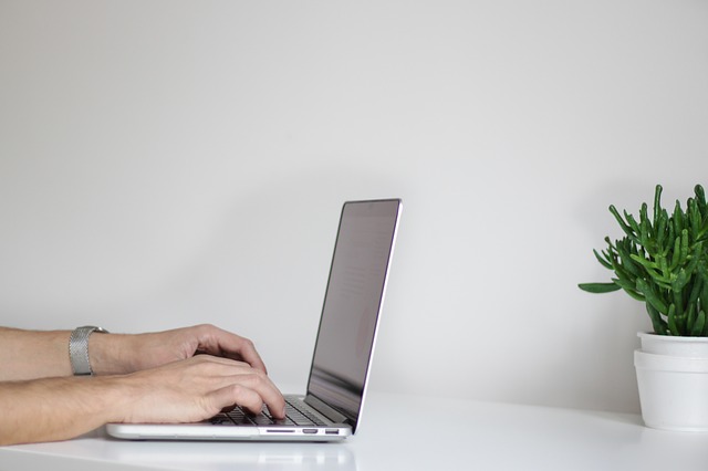 https://pixabay.com/fr/photos/d-affaires-ordinateur-connexion-2178566/